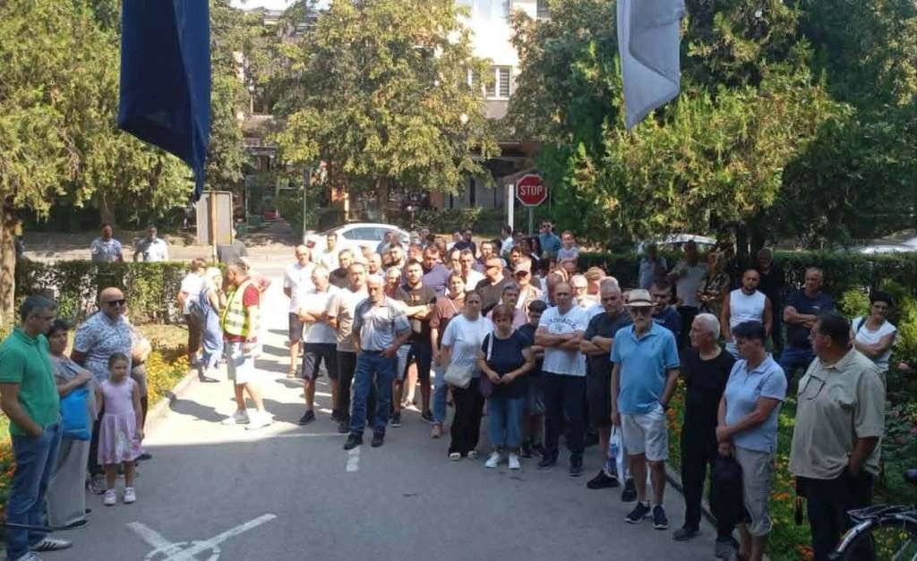 Građani Goražda ponovo pred Gradskom upravom zbog problema sa vodosnabdijevanjem Građani Goražda ponovo pred Gradskom upravom zbog problema sa vodosnabdijevanjem